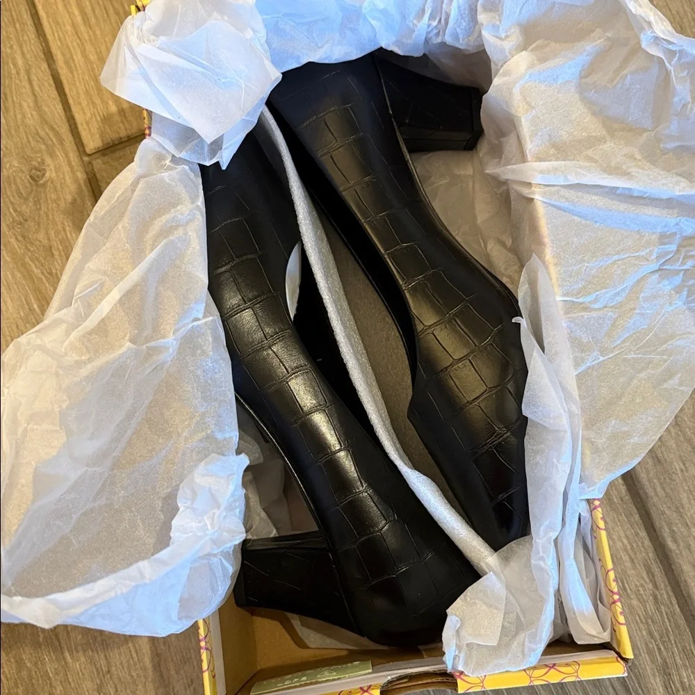 Easy Street Black Croc-Patterned Heels Sz 8 W